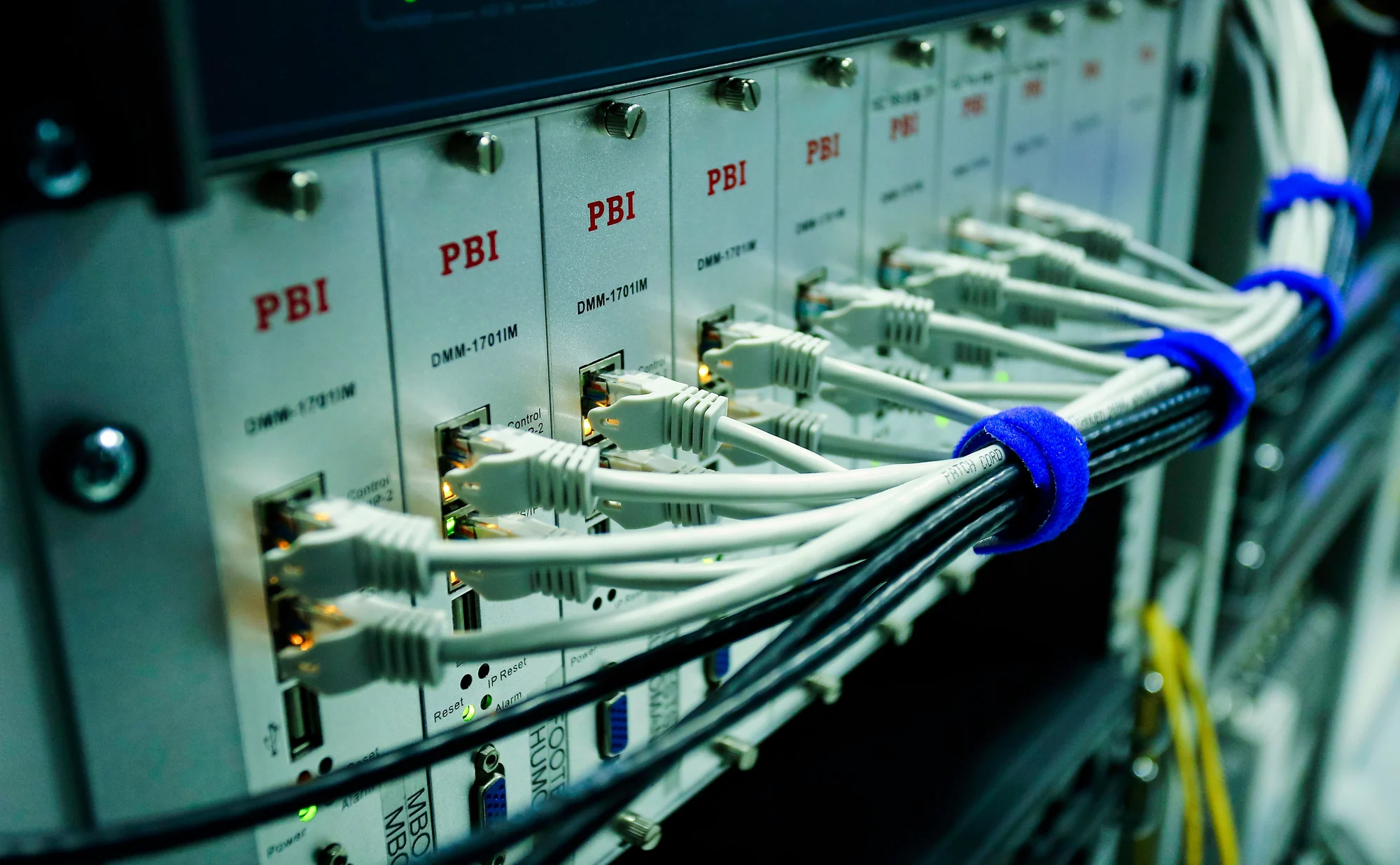 كابلات Ethernet متصلة بمعدات مثبتة في خزانة تقنية.